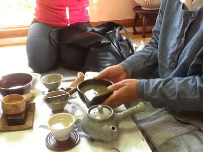  Yi Ho Yeong Serving tea