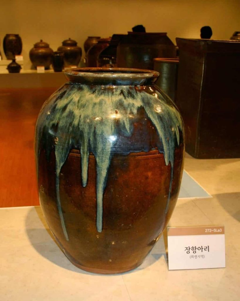 A tall onggi jar in the same style as above.